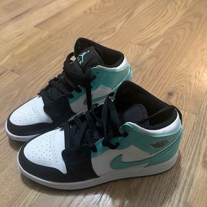 Jordan 1 Mid Tropical Twist Igloo size: 7 for Women